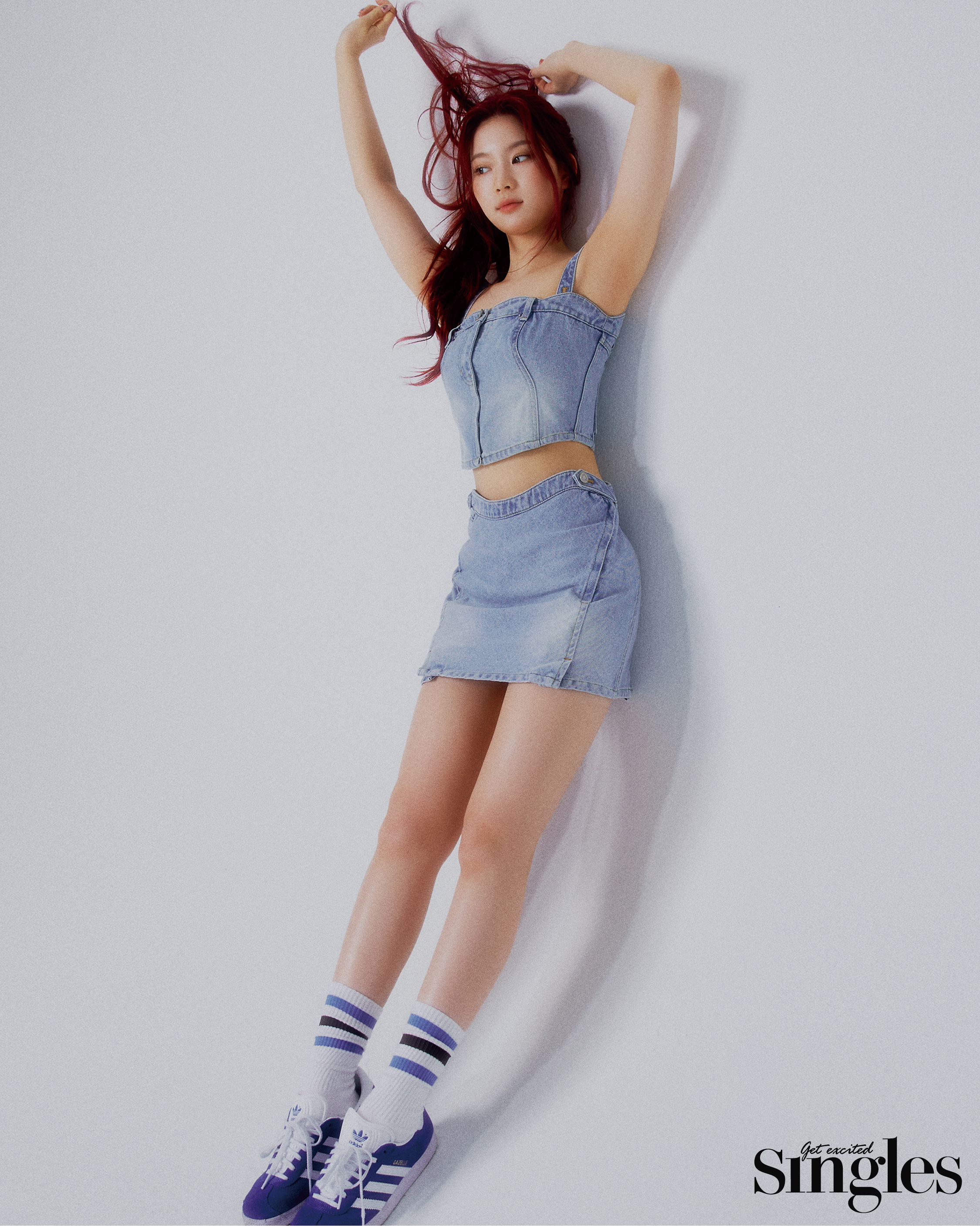 스테이씨 아이사가 낸시부의 데님 톱과 데님 스커트, 아디다스 오리지널스의 스니커즈를 착용하고 촬영한 싱글즈 화보